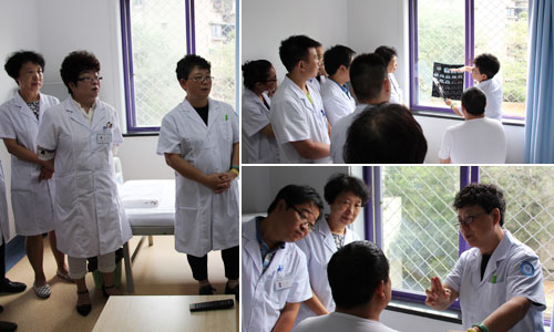 王雪教授检查突眼患者眼球是否有运动障碍并详细为患者讲解检查报告